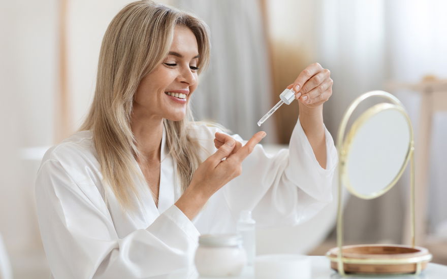 Frau benutzt das beste Retinol-Serum von Douglas