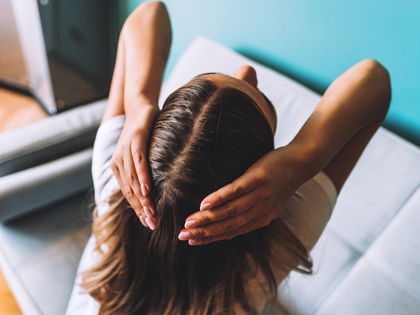 Haarpflege: Mit diesem Glykolsäure-Peeling verhinderst du einen fettigen Ansatz