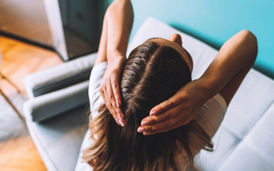 Frau bekämpft fettigen Ansatz mit Glykolsäure-Peeling
