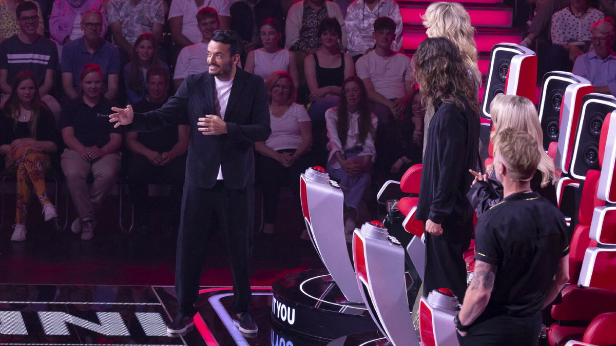 Giovanni Zarrella ergreift bei "The Voice of Germany" das Wort, alle Coaches sind zu ihm gedreht