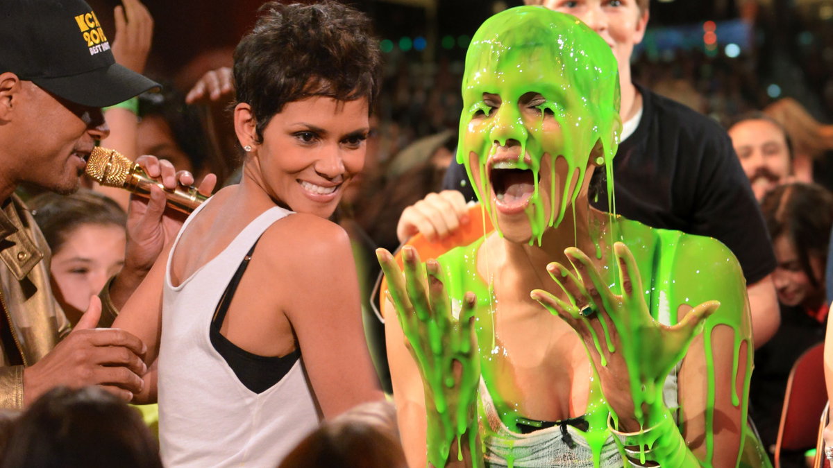 Halle Berry wird bei den Kids' Choice Awards 2012 mit grünem Schleim übergossen