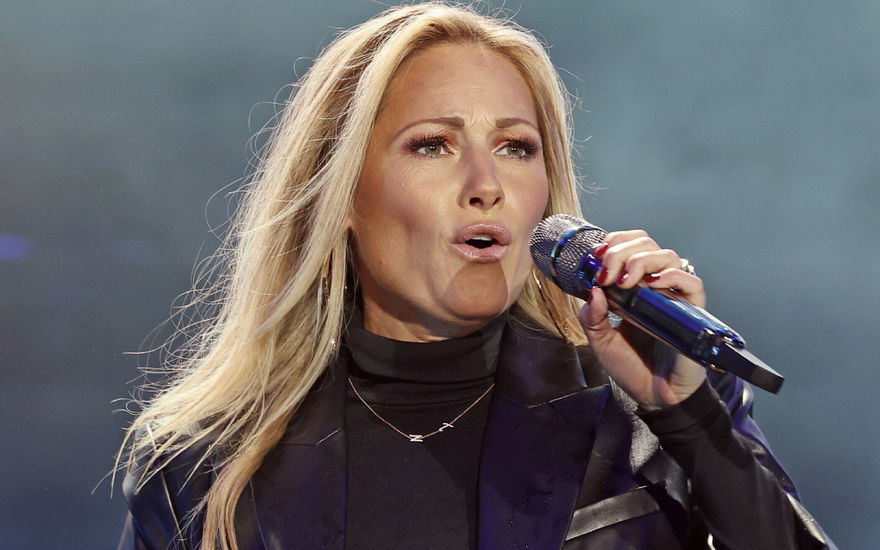Helene Fischer singt ins Mikrofon, ihre Stirn liegt in Falten