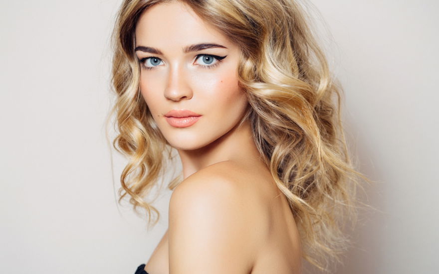 Blondine benutzt kur gegen Gelbstich