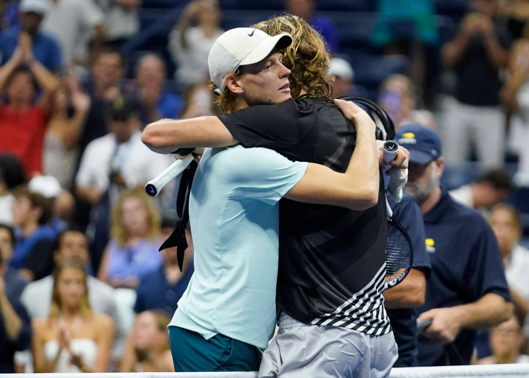 Jannik Sinner und Alexander Zverev umarmen sich bei US Open