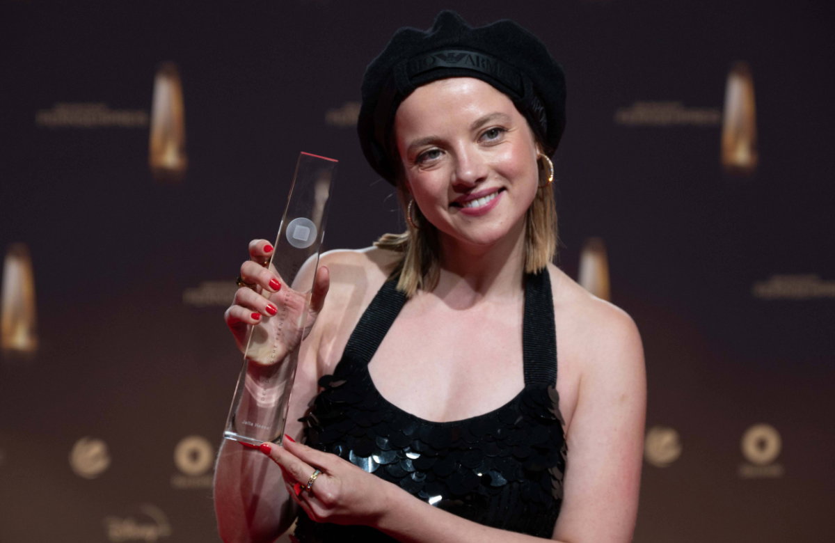 Jella Haase mit dem Deutschen Fernsehpreis für ihre Rolle in "Kleo"