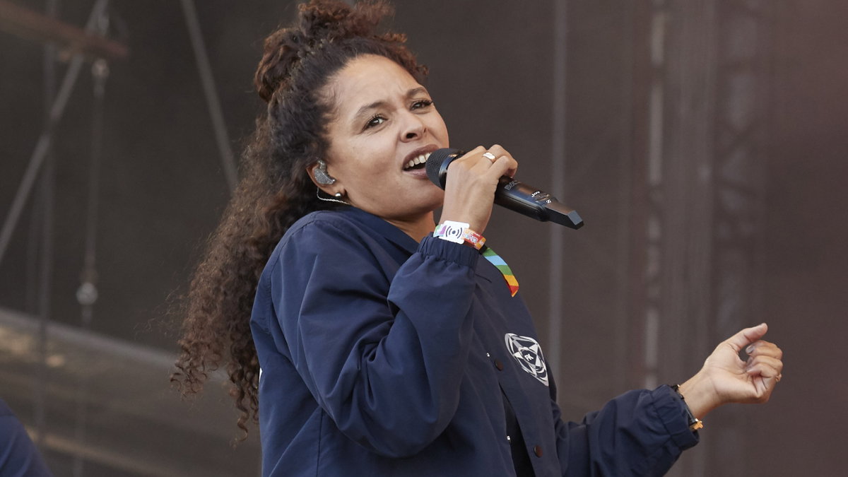 Joy Denalane singt
