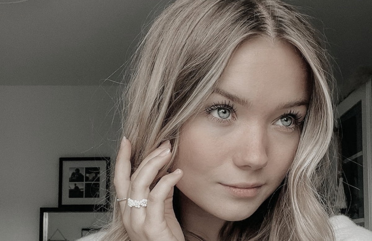Julia Beautx guckt traurig auf Selfie