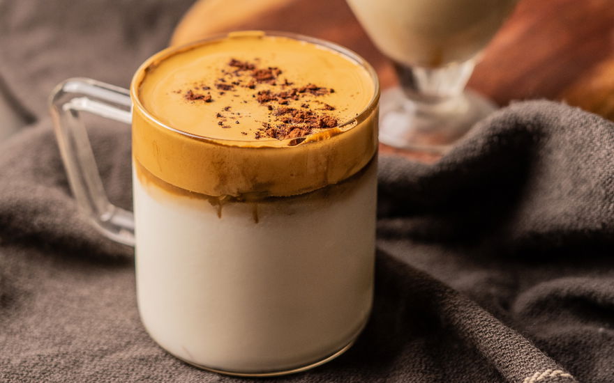 Trend-Kaffee Dalgona in einem Glas