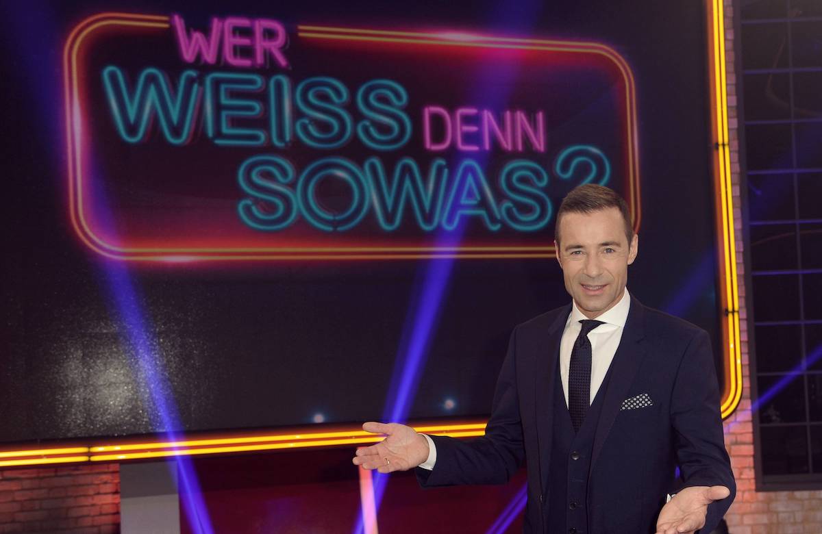 Kai Pflaume vor "Wer weiß denn sowas"-Logo