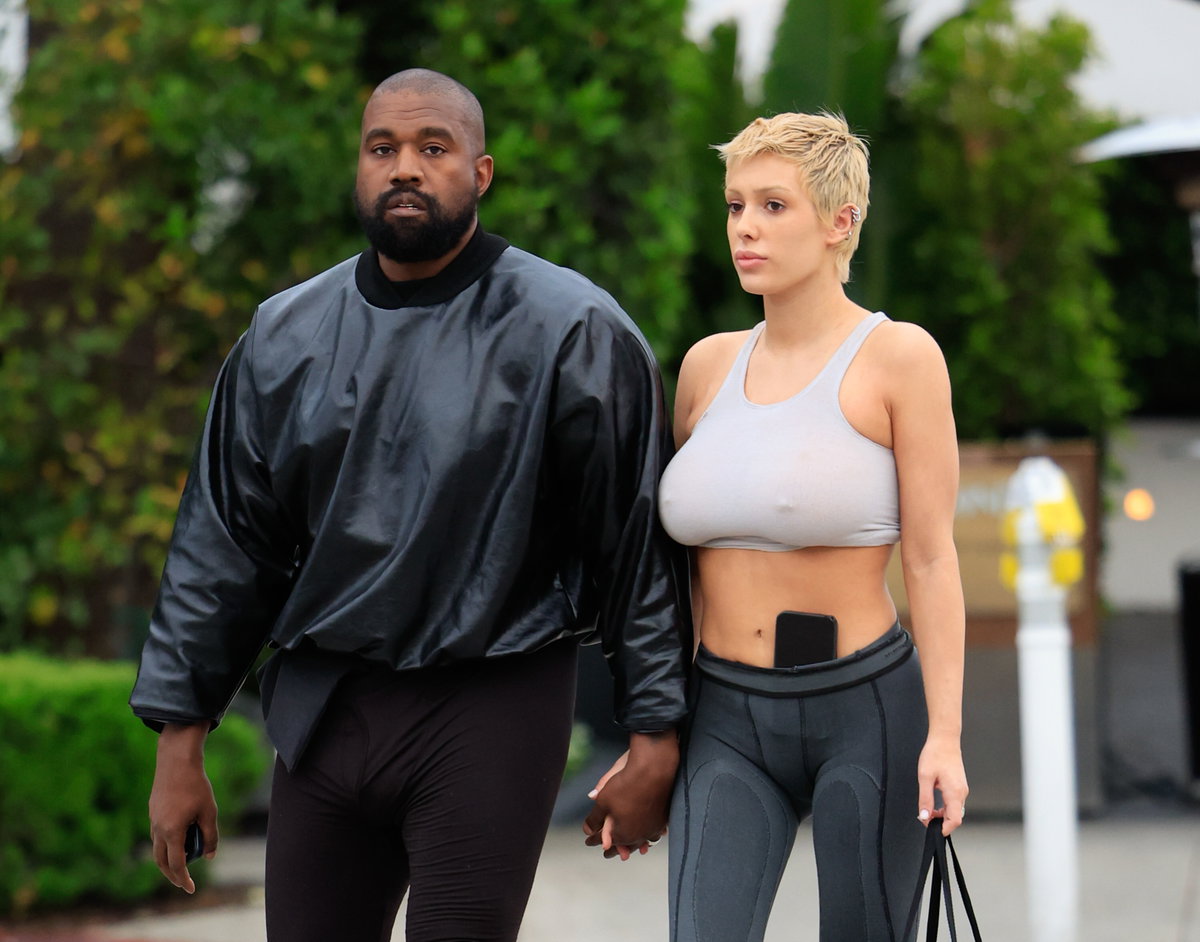 Kanye West und Bianca Censori Hand in Hand auf der Straße