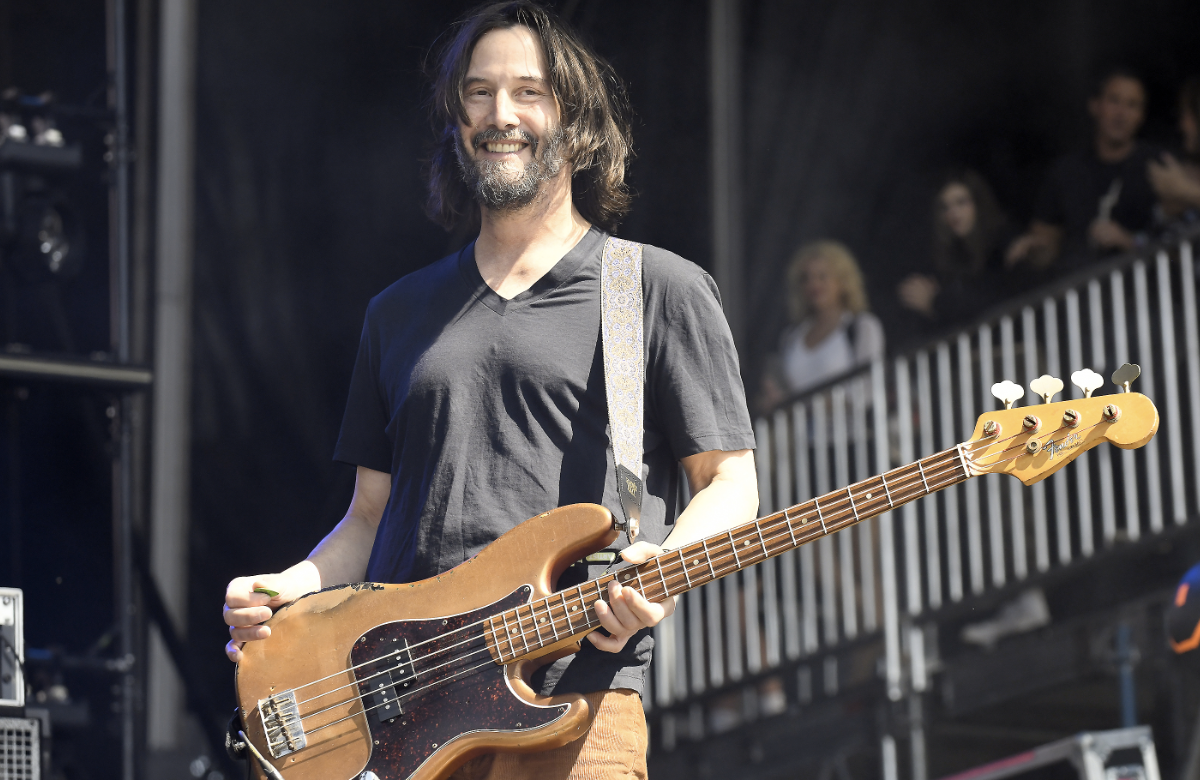 Keanu Reeves 2023 mit Gitarre beim Konzert seiner Band Dogstar in Napa Valley