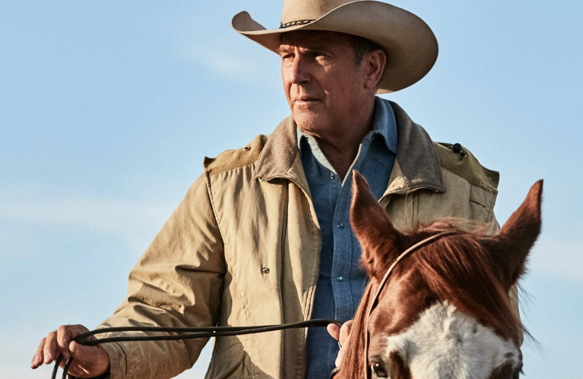 Kevin Costner als Cowboy im Film "Yellowstone" reitet auf einem Pferd