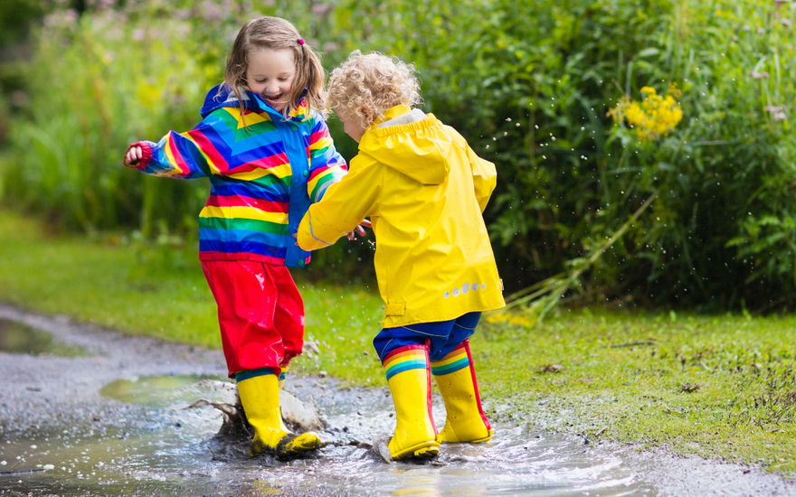Kinder testen Gummistiefel