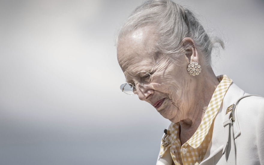 Königin Margrethe von Dänemark blickt zu Boden