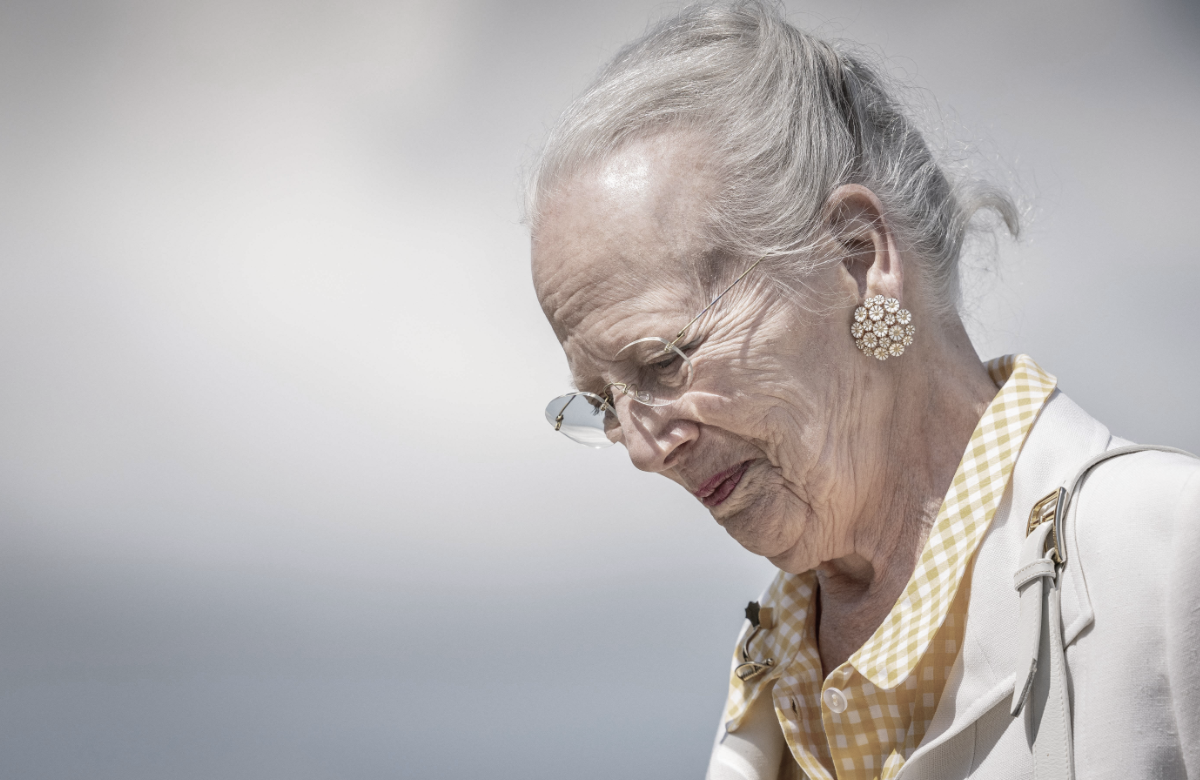 Königin Margrethe von Dänemark blickt zu Boden