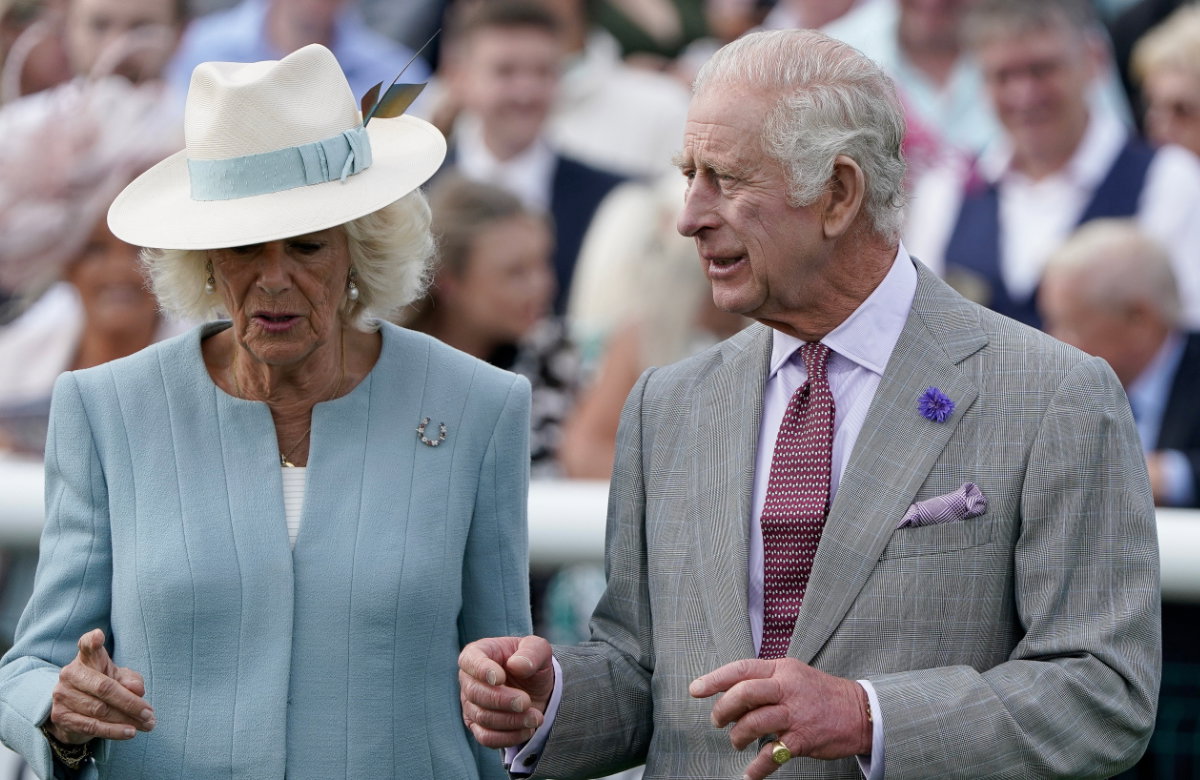 Königin Camilla und König Charles bei einem Pferderennen.