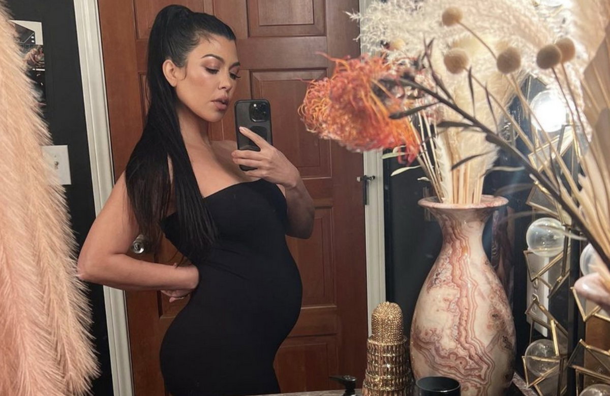 Kourtney Kardashian posiert mit Baby-Bauch vor dem Spiegel