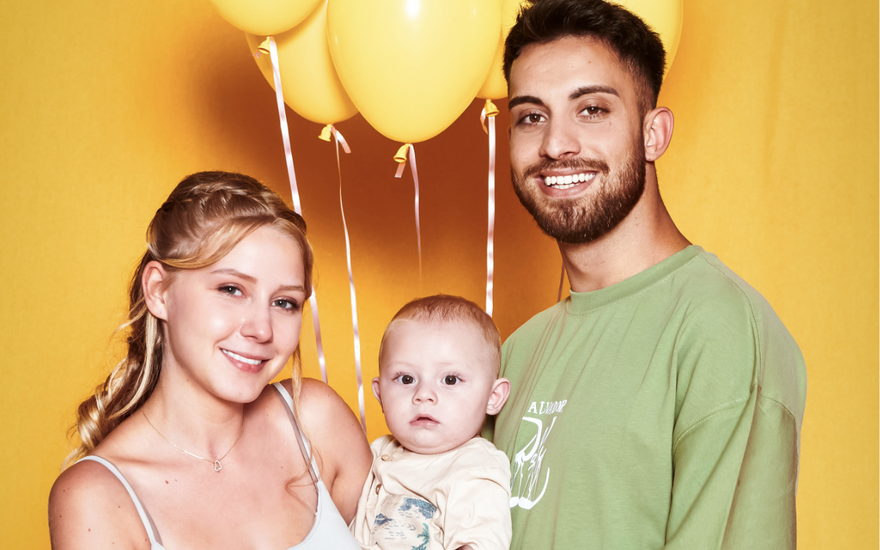 Loredana Wollny und Servet mit Baby Aurelio auf dem Arm