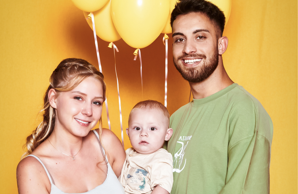 Loredana Wollny und Servet mit Baby Aurelio auf dem Arm