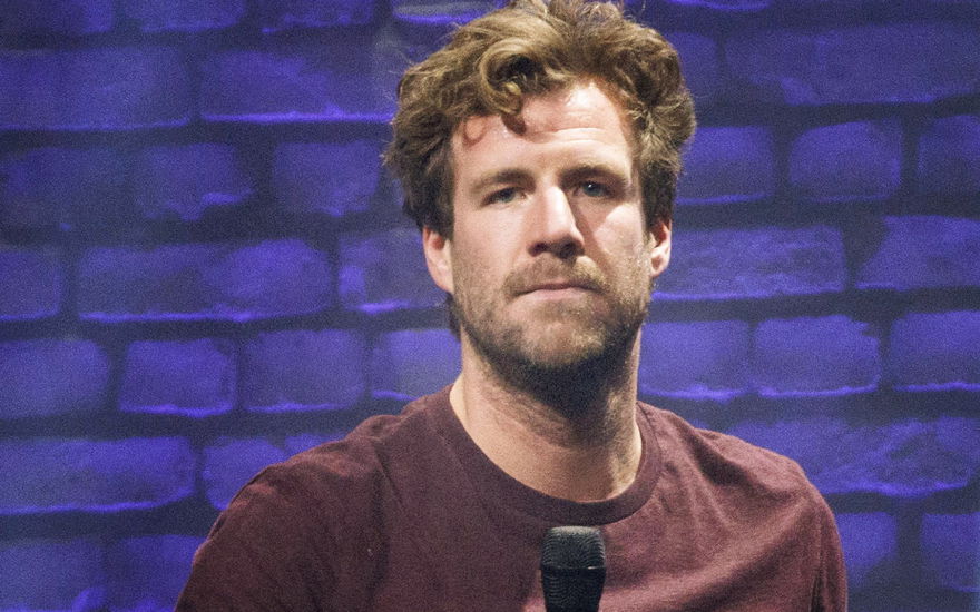 Luke Mockridge sieht ernst aus