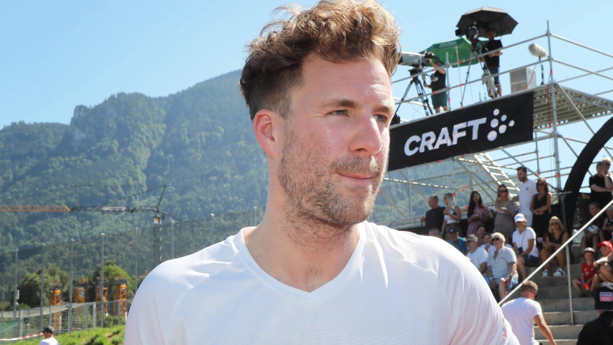 Luke Mockridge presst bei einem Auftritt im Juli 2023 die Lippen zusammen