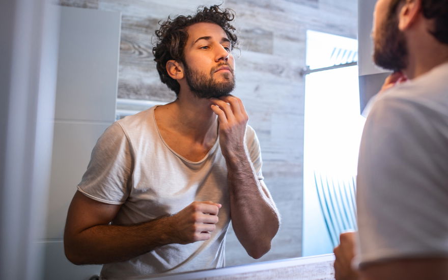 Mann benutzt Aftershave von Öko-Test