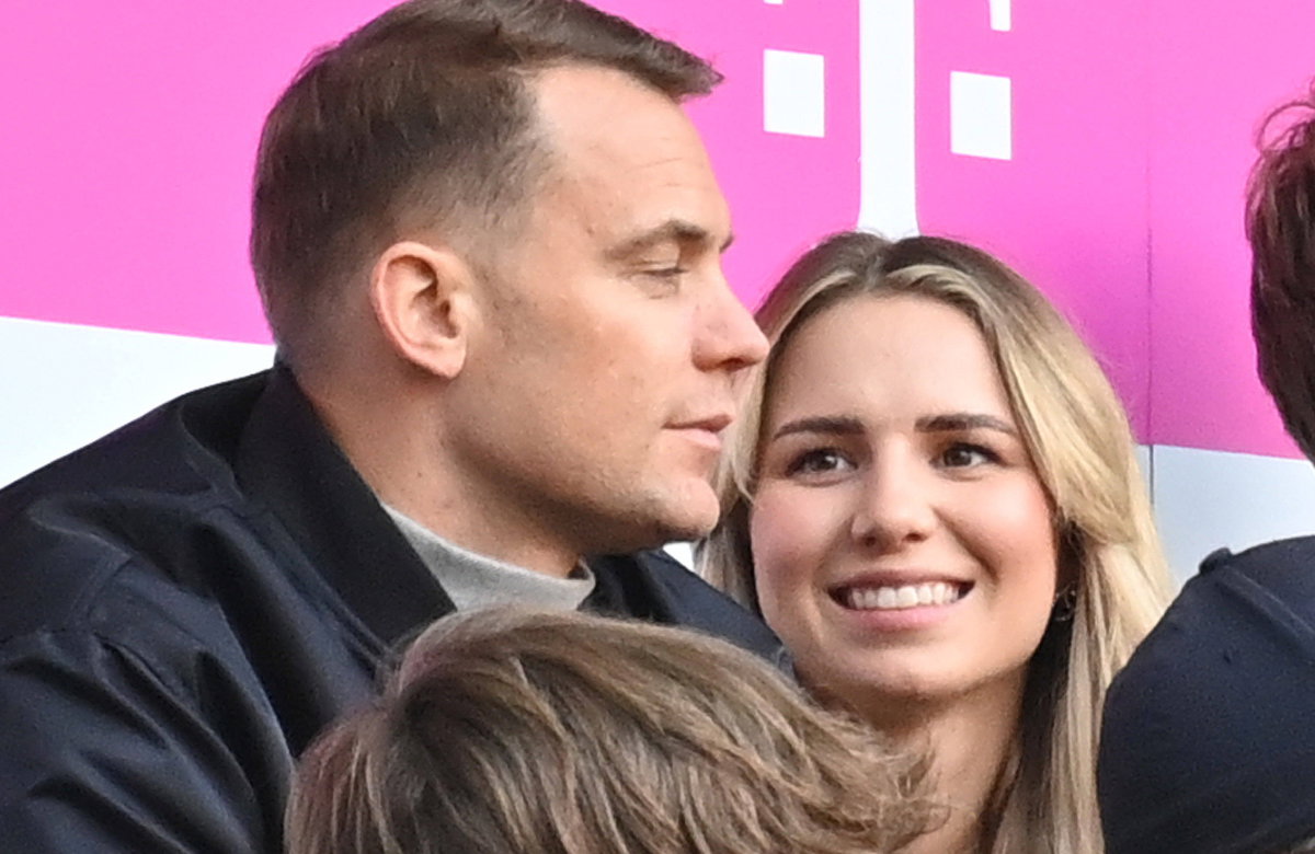Anika Bissel schaut Manuel Neuer an und lacht