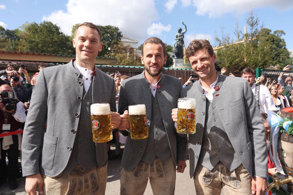 Mannuel Neuer, Harry Kane und Thomas Müller auf dem Oktoberfest 2023