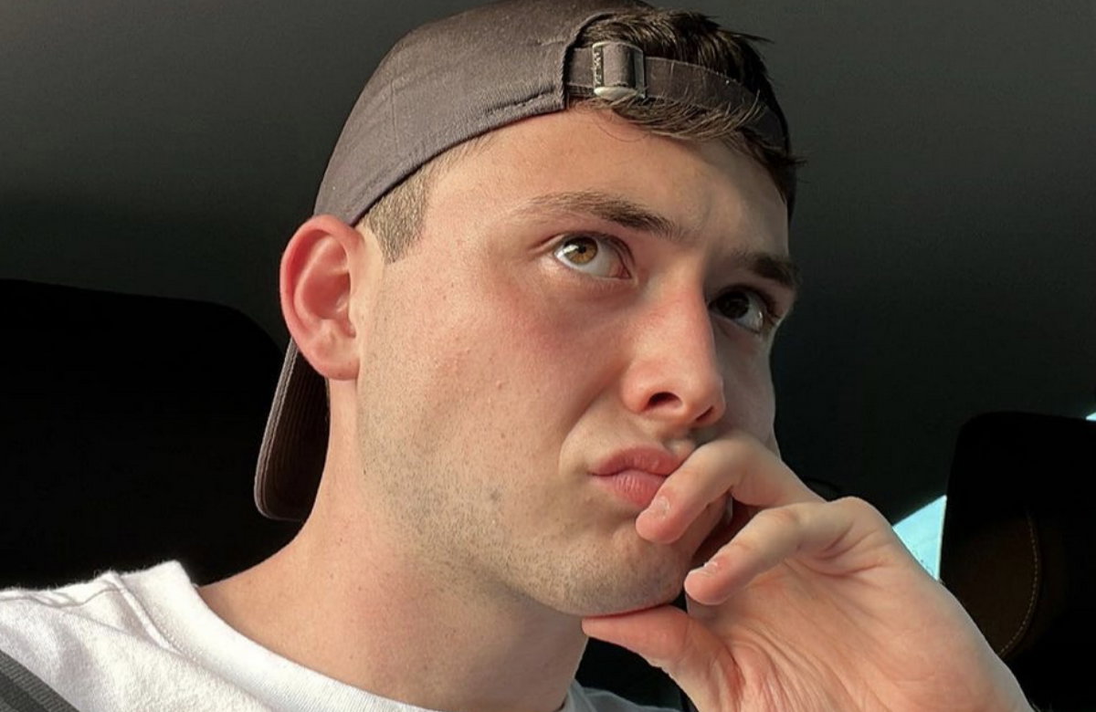 Matthias Schuberth guckt nach oben im Auto