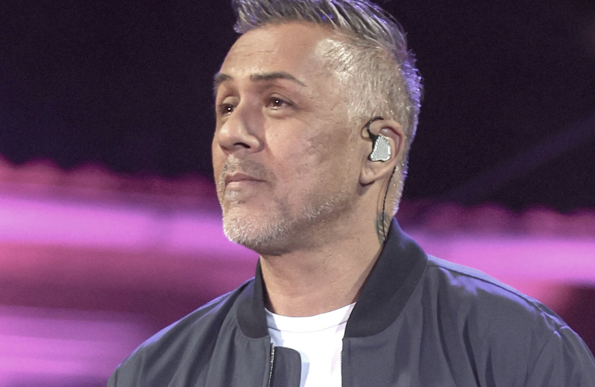 DSDS-Star Mike Leon Grosch schaut ernst zur Seite