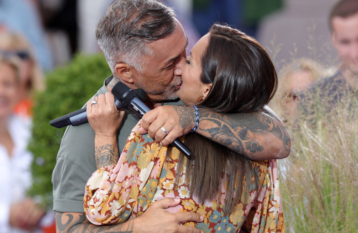 Mike Leon Grosch küsst seine Ehefrau Daniela