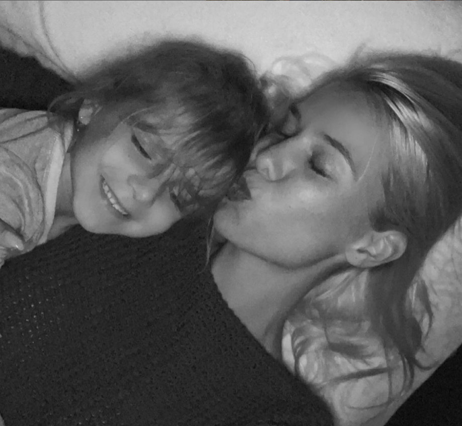 Oksana Kolenitchenko liegt mit Tochter Arielle im Bett