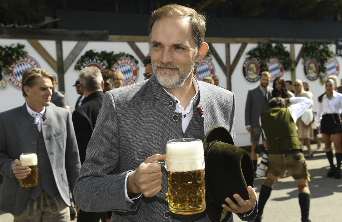Bayern-Trainer Thomas Tuchel mit Bier und Hut auf dem Oktoberfest 2023