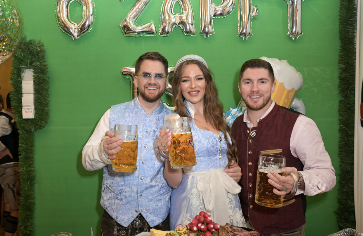 Stars auf dem Münchner Oktoberfest 2023: Joelina Drews und Freund Adrian Louis mit Joey Heindle (r.)