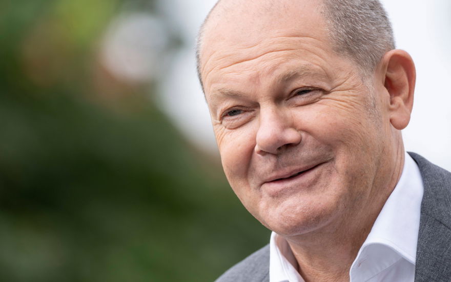 Olaf Scholz lacht