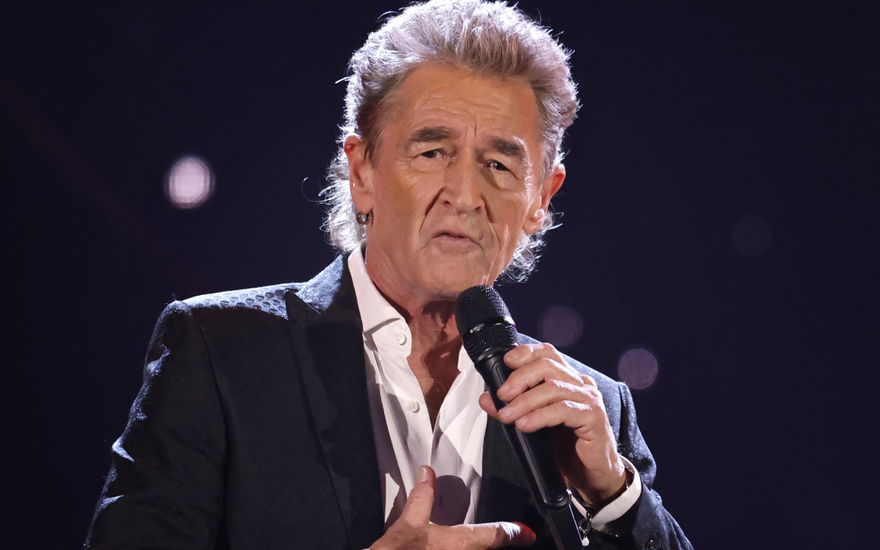 Peter Maffay spricht ins Mikrofon