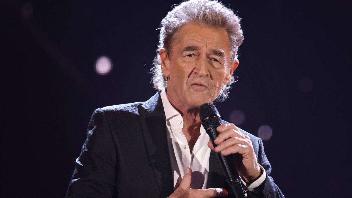 Peter Maffay spricht ins Mikrofon