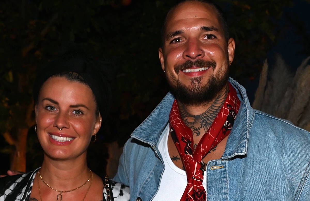 Pia Tillmann und Zico Bannach vor dunklem Hintergrund