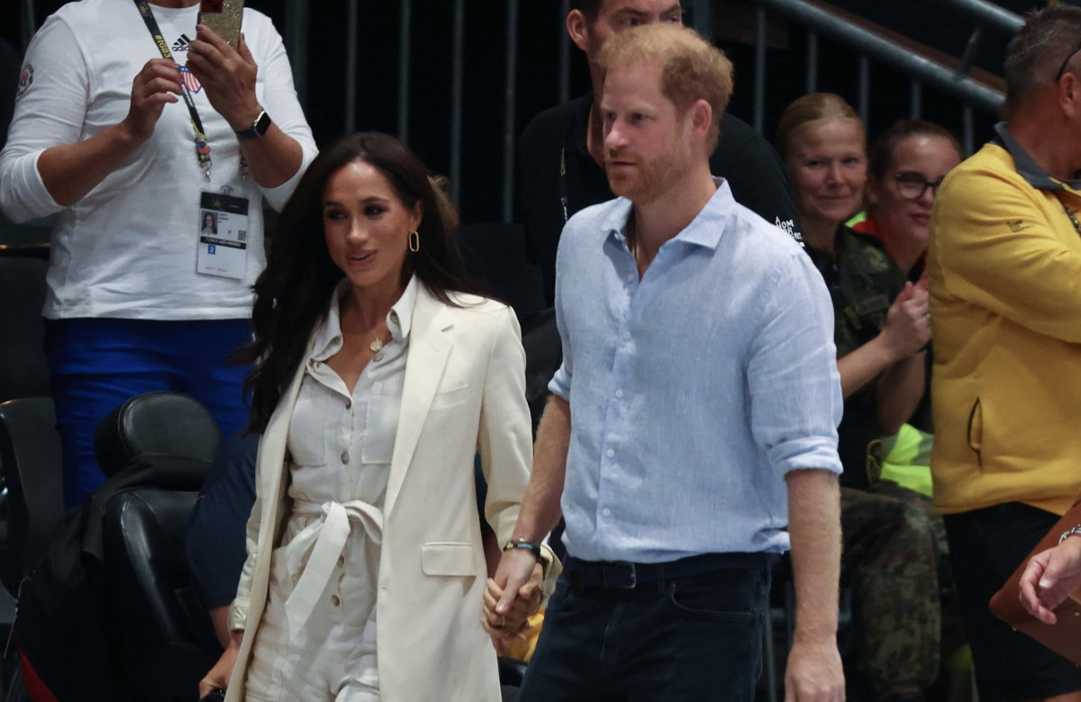 Prinz Harry und Ehefrau Meghan in Düsseldorf auf der Straße.