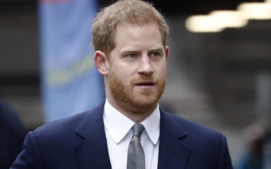 Prinz Harry sieht ernst aus