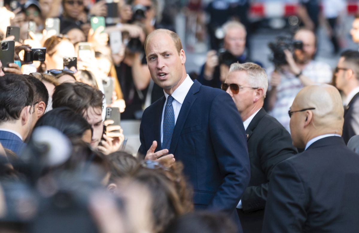 Prinz William unter den Menschenmassen.