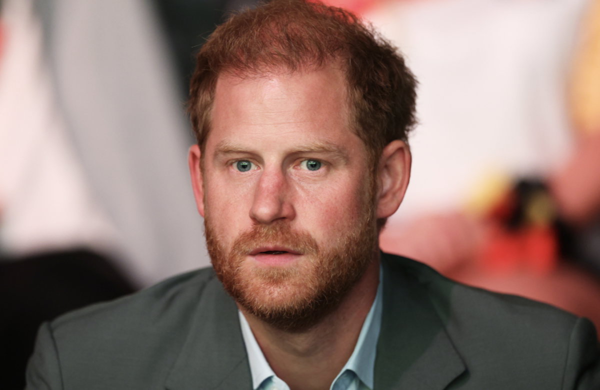 Prinz Harry blickt in die Kamera.