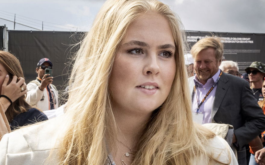 Prinzessin Amalia sieht verunsichert aus