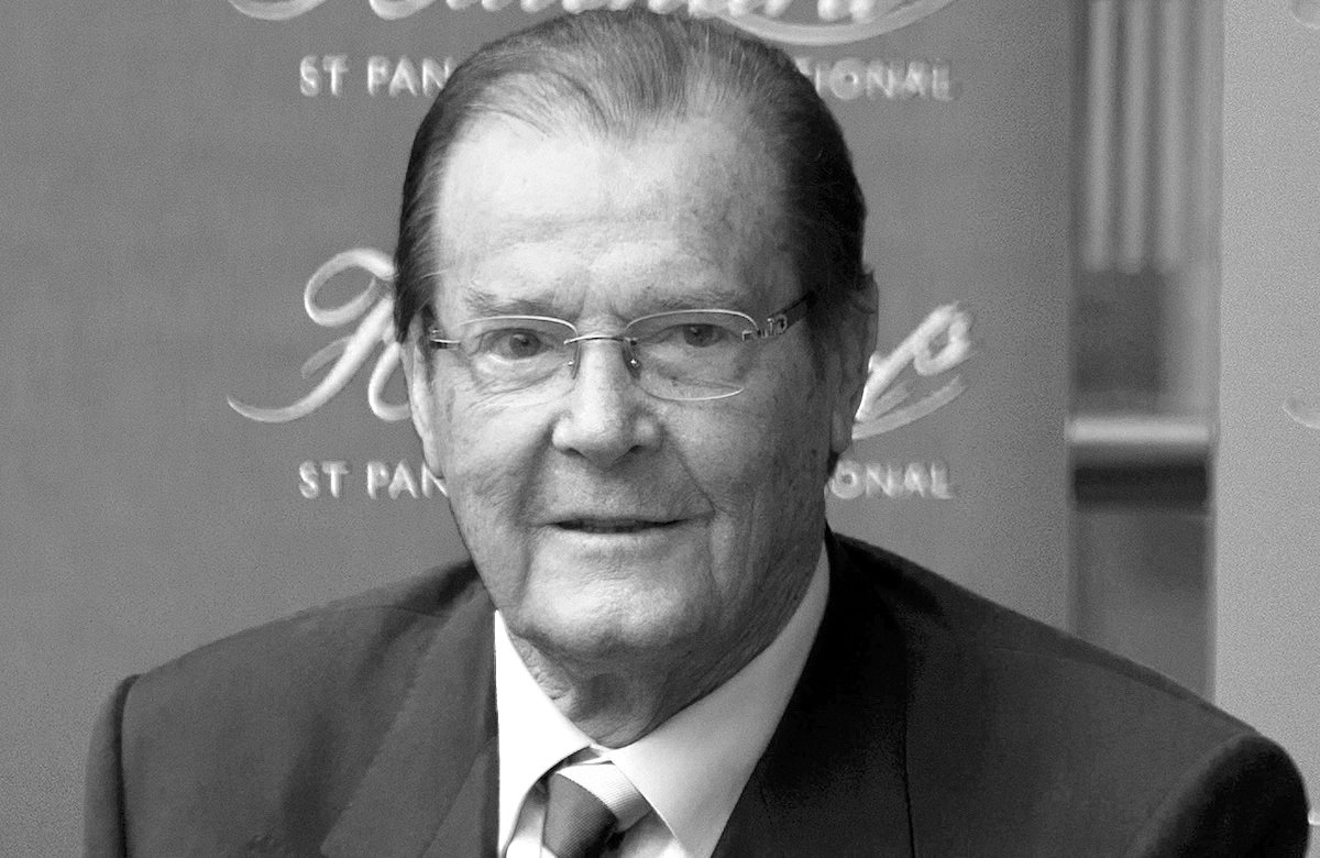Roger Moore mit Brille, schwarz-weiß