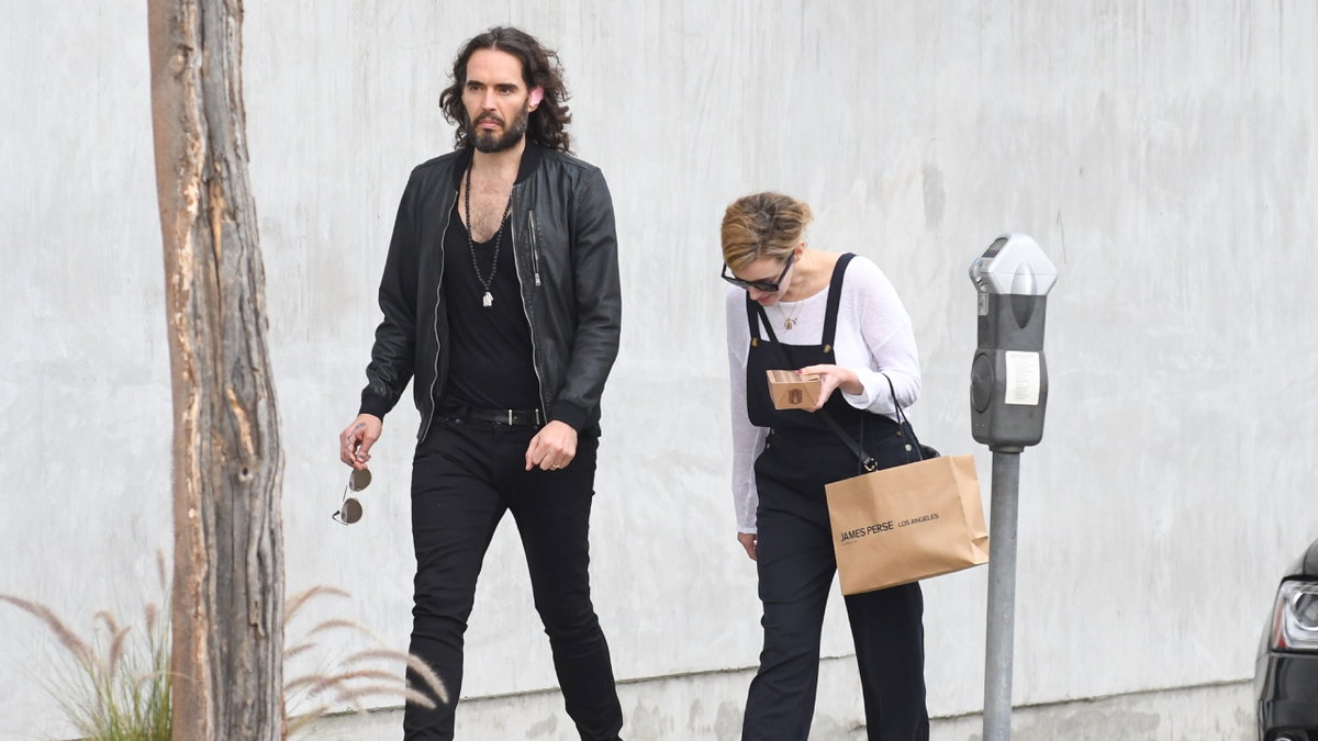 Russell Brand spaziert mit Ehefrau Laura Gallacher durch Los Angeles