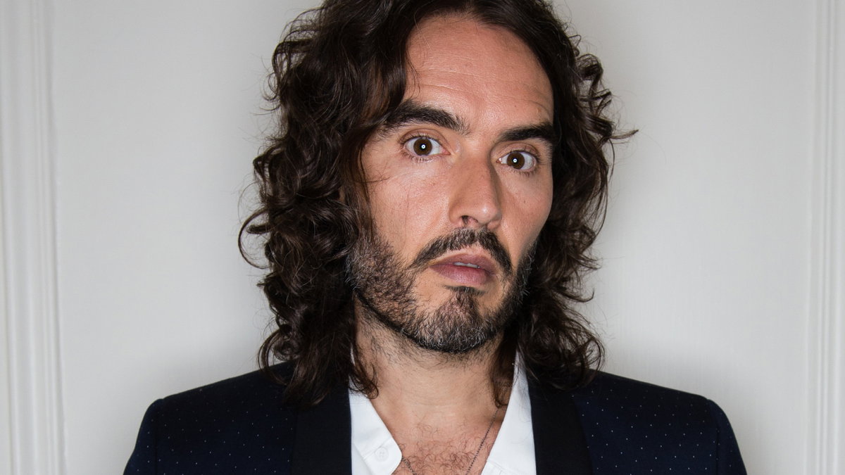 Russell Brand sieht mit aufgerissenen Augen in die Kamera