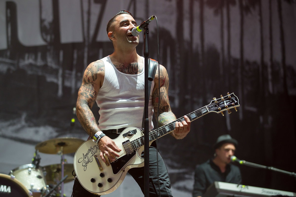 Sammy Amara spielt Gitarre und singt