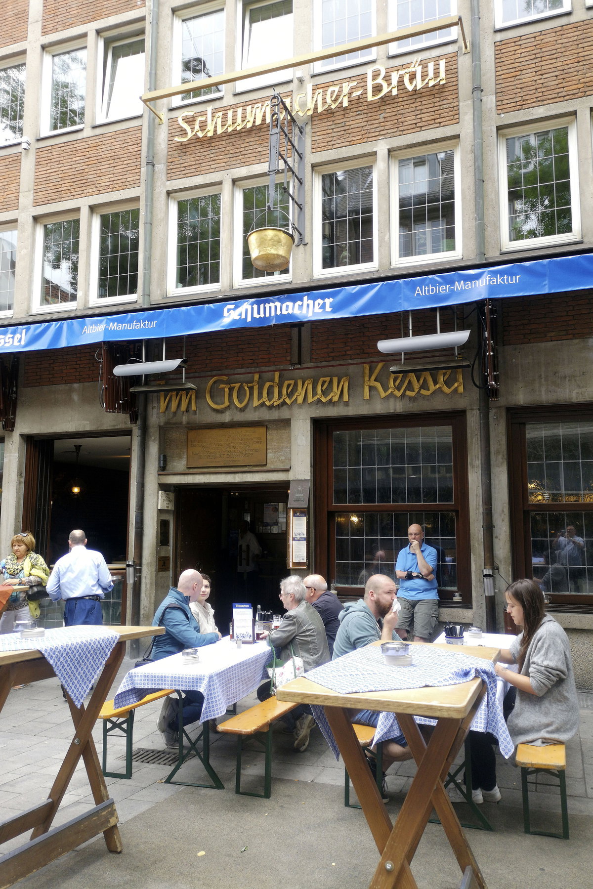 Die Terrasse des Altstadt-Lokals "Im goldenen Kessel" der Privatbrauerei Schumacher in Düsseldorf