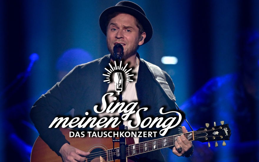 Johannes Oerding singt und spielt Gitarre, vor ihm das "Sing meinen Song"-Logo