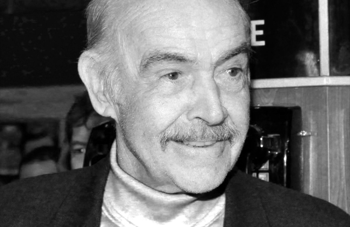 Sir Sean Connery guckt zur Seite, schwarz-weiß